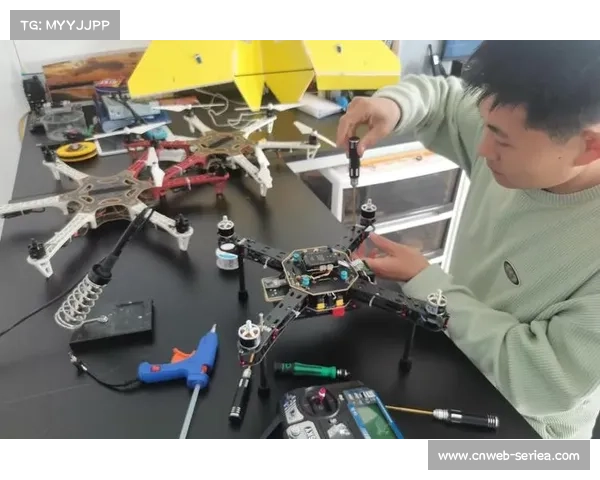 无人机足球锦标赛金子童操作技巧获赞 12岁选手展青少年创新思维